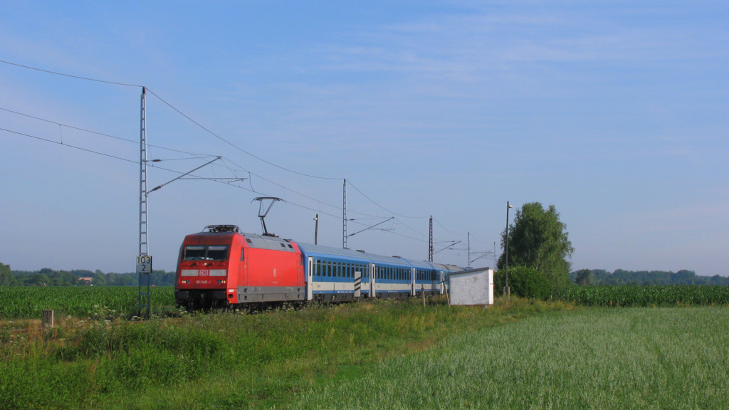 101 145-1 war um 8:06 Uhr als nchstes an der Reihe. Sie zog den EC 171 von Berlin Hbf nach Budapest-Keleti pu bis Dresden Hbf und war auch schon etwas spt dran, aufgrund der Zugfolge zum D-Zug. 01.07.2011