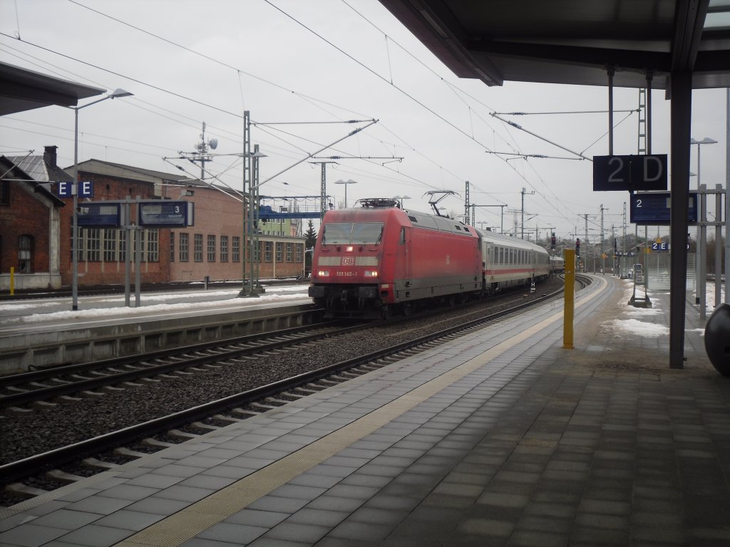 101 145 bei der Einfahrt in Schwerin am 28.2.10