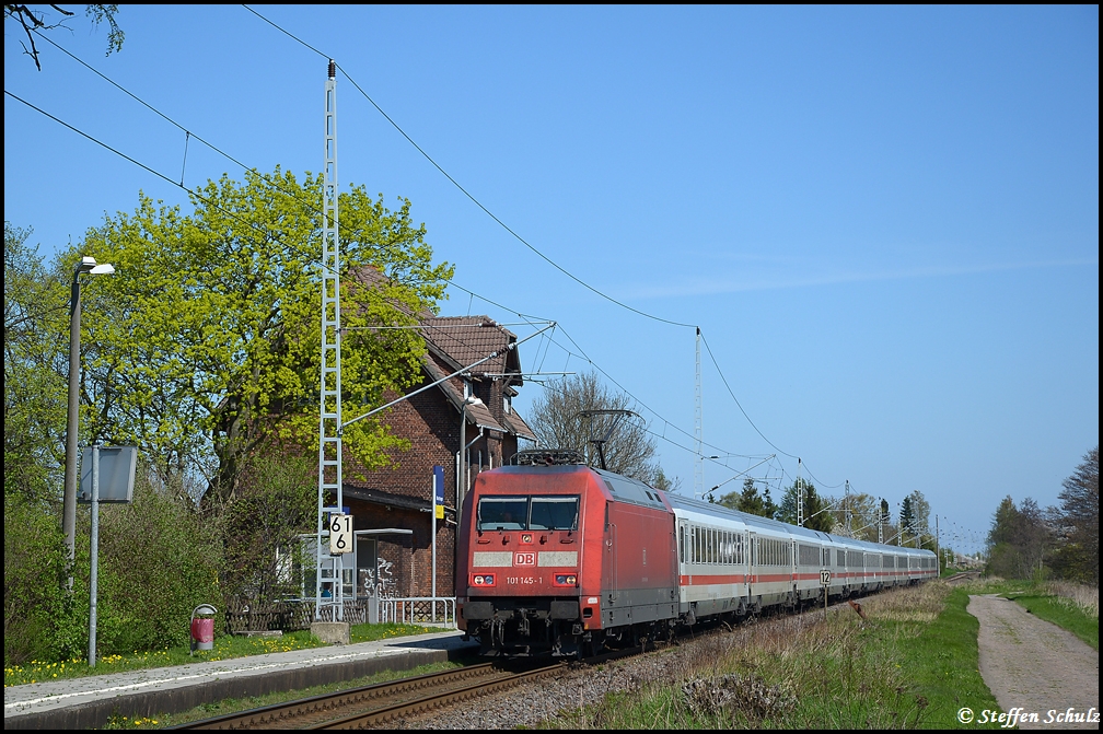 101 145 mit einem InterCity aus Richtung Stralsund nach Rostock am  23.04.2011 in Mnchhagen