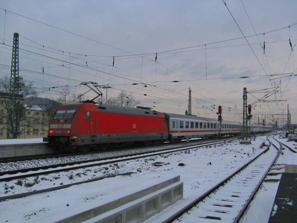 101 145 mit IC von Stralsund Hbf nach Karlsruhe Hbf.Am 21.12.09 bei der ausfagrt in Bensheim.