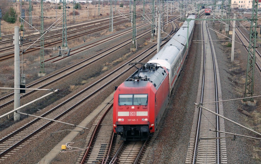 101 145 zieht am 06.02.11 den IC 2356 aus dem Bahnhof Bitterfeld Richtung Halle(S). Hinten schob 120 104.