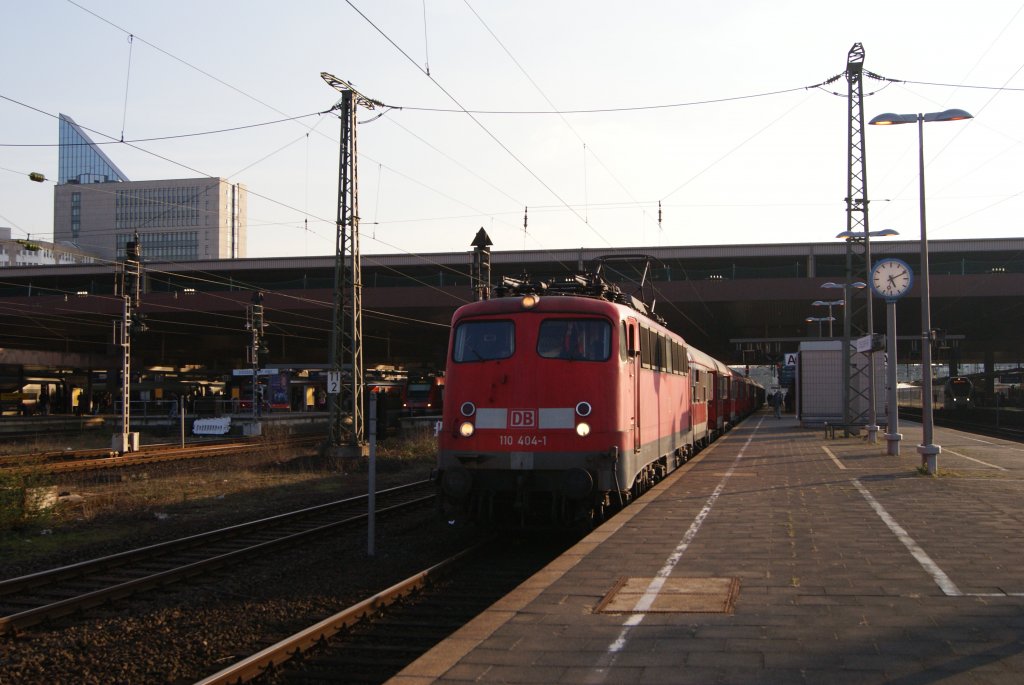 101 404-1 steht mit ihrer RB 35 nach Wesel am Anfangsbahnhof Dsseldorf Hbf am 23.03.2011