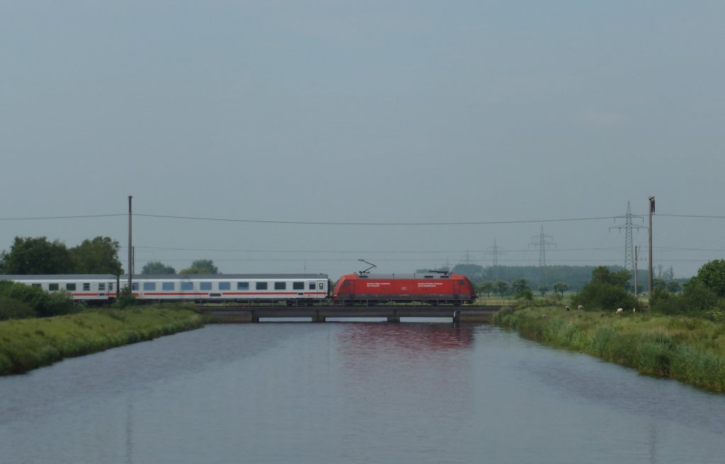 101 xxx-x fuhr am 11.06.2012 mit einem IC ber eine Kanalbrcke bei Neermoor.