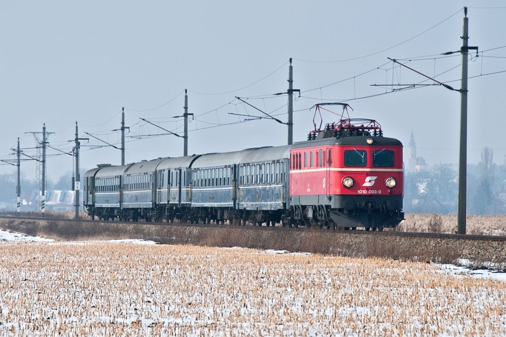 1010 003 befrderte den Zug 14370 von Wien Franz-Josefsbahnhof nach Korneuburg. Danach ging es mit der BR 52.100 weiter nach Ernstbrunn. Diese Aufnahme entstand am 17.02.2013 zwischen Hausleiten und Stockerau.