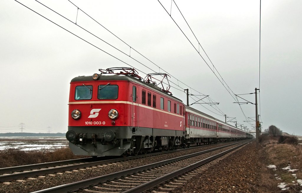 1010 003 mit einem Sdz - D 16056 (Venedig - Wien Franz Josefs Bahnhof). Die Aufnahme entstand am 07.02.2010 kurz nach Gramatneusiedl.