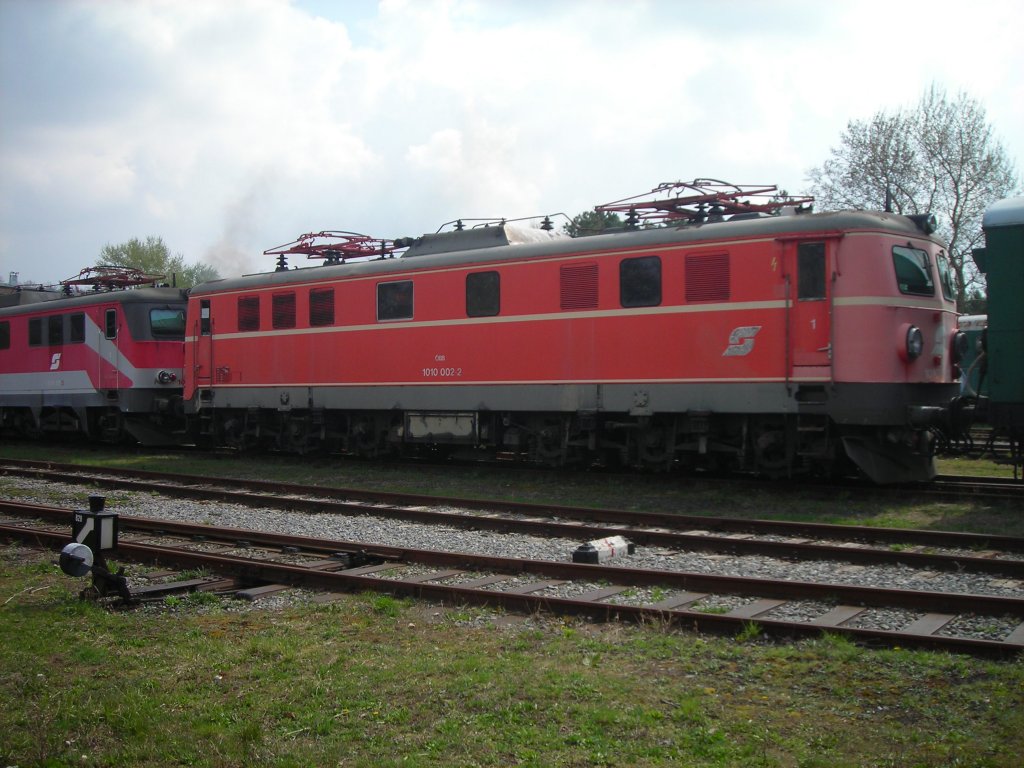1010.002-2 steht am 11.4.10 im Heizhaus Strasshof abgestellt. Deutlich sieht man die Verwitterungen auf der rechten Seite.