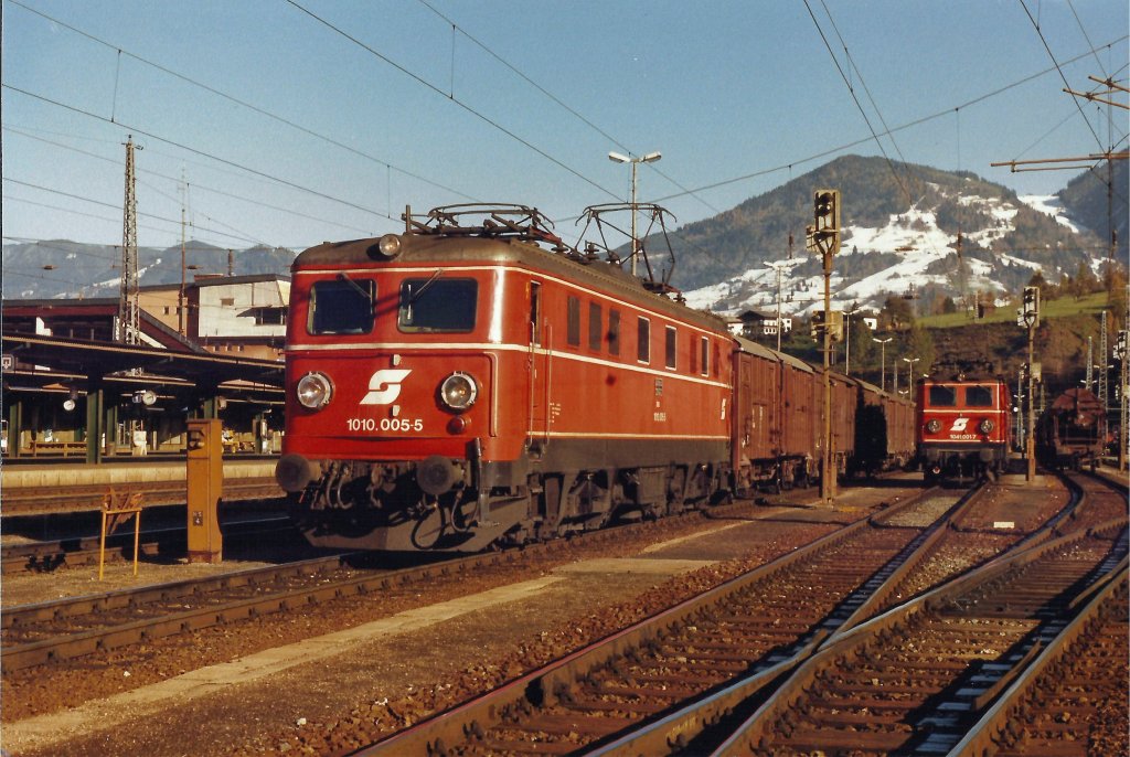 1010.005 mit G.Z. 1041.001 als Verschubreserve Schwarzach/St.Veit. Oktober 1988