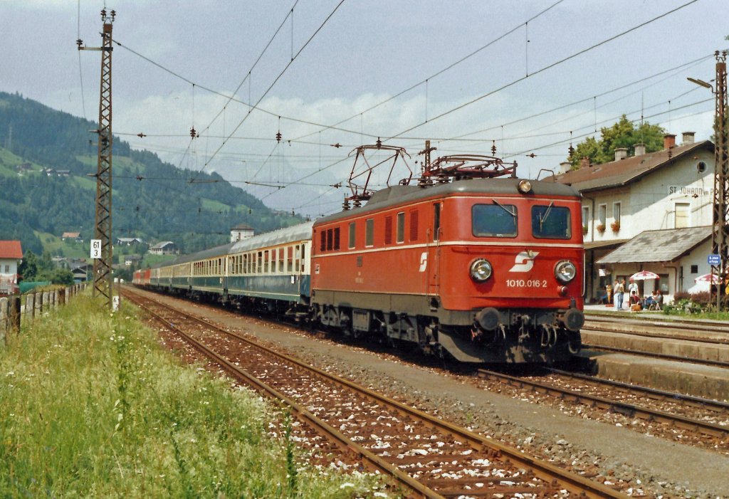 1010.016 mit E-713 in St.Johann/Pg. im Sommer 1987