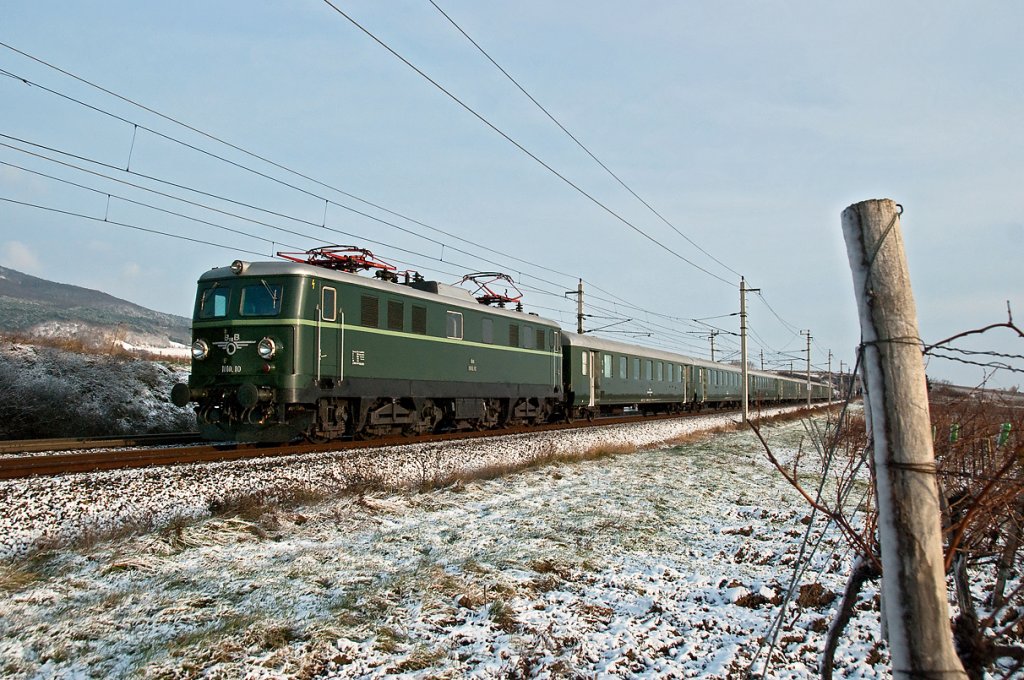 1010.10 ist mit D 16347 (SZ Wien FJB - Graz Hbf) zwischen Gumpoldskirchen und Pfaffsttten unterwegs. Die Aufnahme entstand am 27.11.2010.
