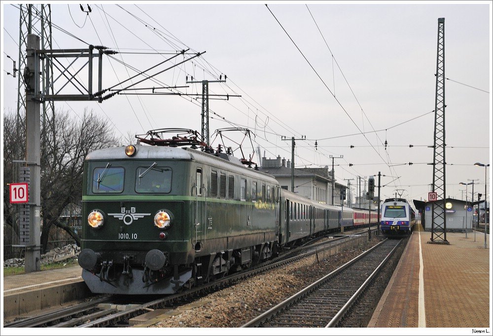 1010.10 mit SDZ D16642 von Wien nach Linz. Hier beim Halt in Wien/Htteldorf, 12.12.2009
