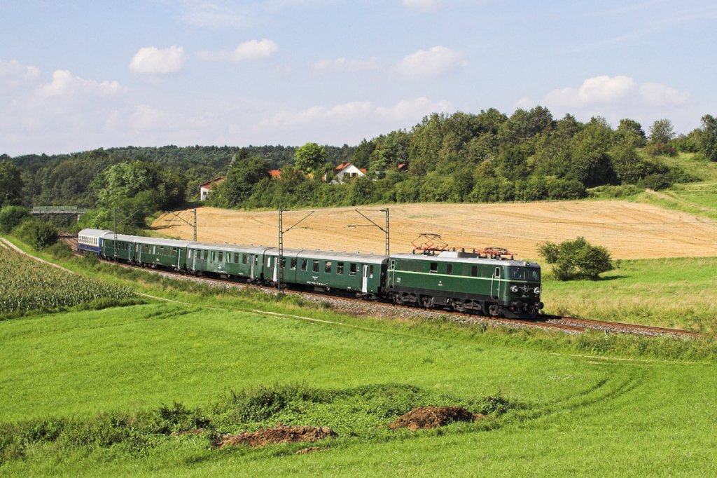 1010.10 mit Sonderzug aus Nrnberg nach Wien am 22.08.2010 bei Edlhausen.