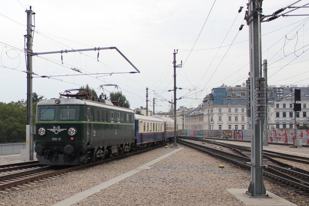 1010.10 mit Wagen der Erlebnisbahn und dahinter den 5042.14 als SLP 17335 von Wien Franz-JosefsBahnhof (Wfg) nach Wien Praterstern (Nw), hier bei der Einfahrt in den Bahnhof. Grund fr die berstellung war eine Prsentation der BB Erlebnisbahn am ehemaligen Nordbahnhof; am 20.10.2011