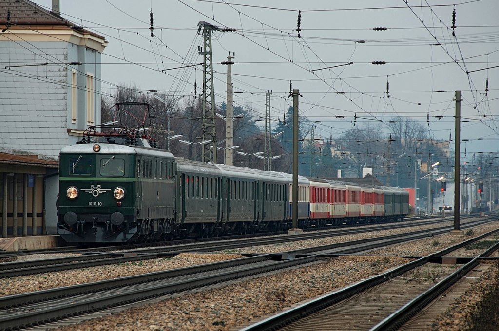 1010.10 vor D 16642 (Sonderzug Wien - Linz) am 12.12.2009 in Neulengbach.