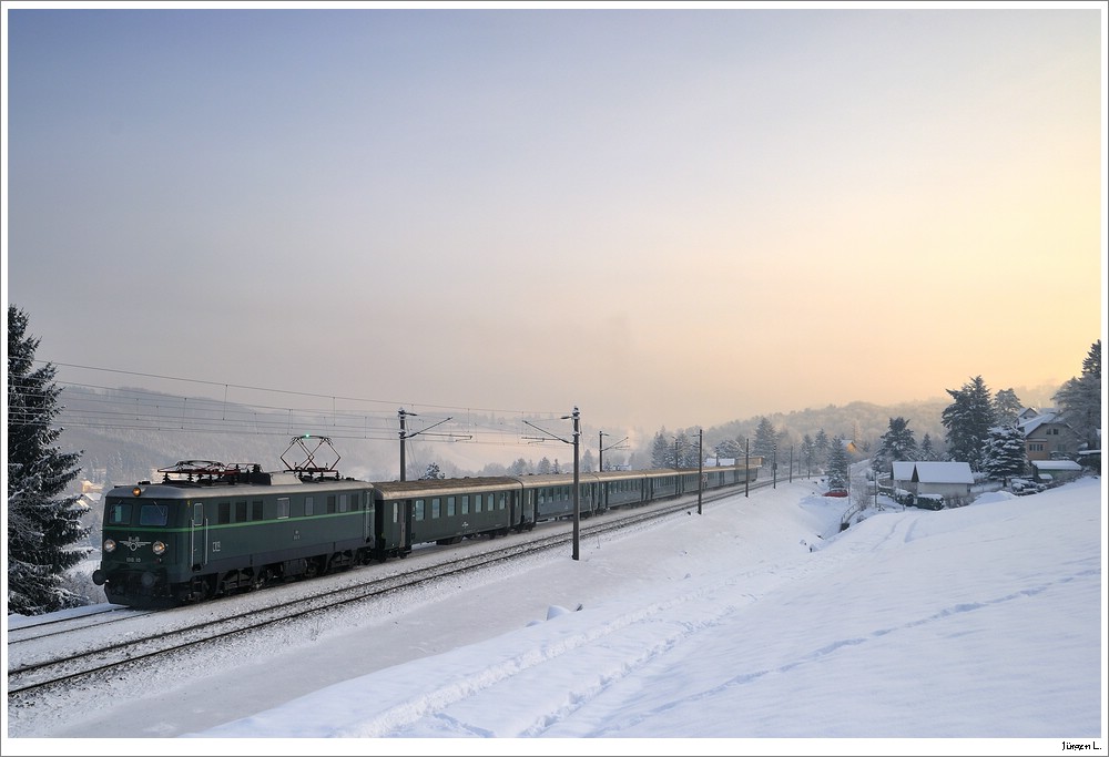 1010.10 war heute Frh mit dem D16348 von Wien/West nach Steyr unterwegs. Nach den nchtlichen -15C gab es auch herrliches Bgelfeuer. Foto nahe Eichgraben; 5.12.2010