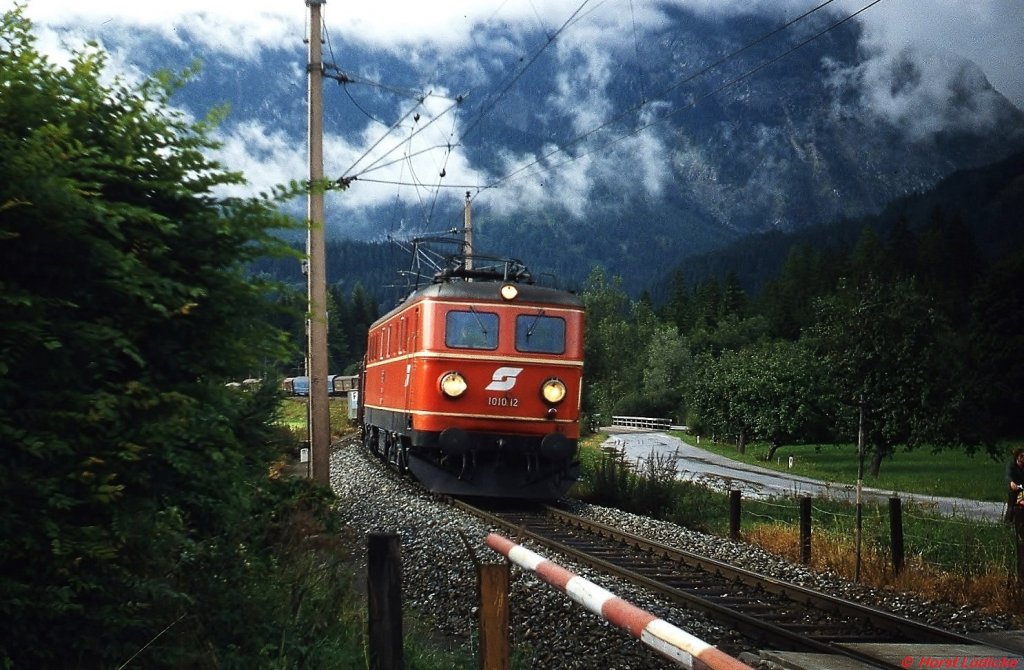 1010.12 mit einem Güterzug bei Haus im Ennstal (Sommer 1980)