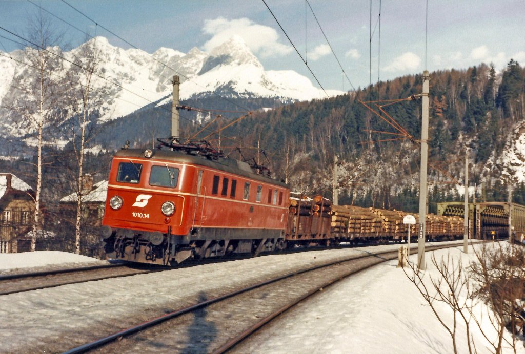 1010.14 mit G-69202 im Jnner 1986 bei der Einfahrt in Bischofshofen