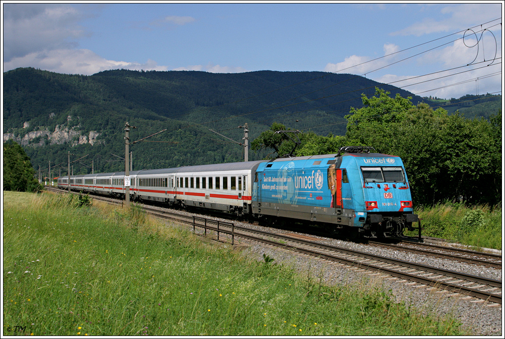 101.016  UNICEF  flchtet mit EC 217 vor dem Regen in Richtung Graz. Aufgenommen bei Peggau, am 25.06.2011.