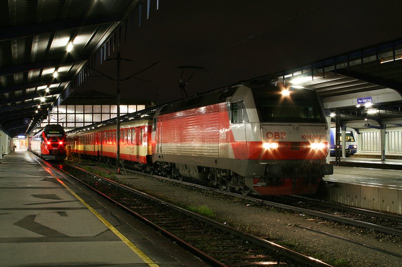 10.11.07 Eine der formschnsten Baureihen am Abstellgleis...
Im Jahr 2007 bespannte die Baureihe 1014 noch EUregios zwischen Wien und Tatabanya bzw. Bratislava Petrzalka. Am kalten Novemberabend fuhr die 1014 007 mit dem ER 9443 von Wien Sdbahnhof Ostseite nach Tatabanya und konnte am Ausgangsbahnhof abgelichtet werden.
