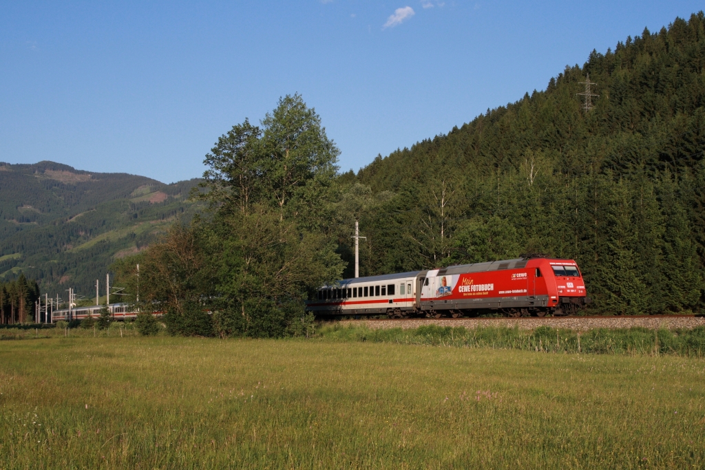 101.109, die seit kurzem fr CEWE-Fotobuch wirbt, vor IC 718 von Graz nach Salzburg, kurz nach dem Strzen in Selzthal. 07.06.2012