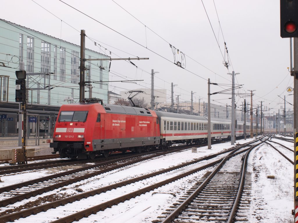 101.121 als Ersatzzug fr  Ice 28 in  Linz Hbf am 13.2.13 