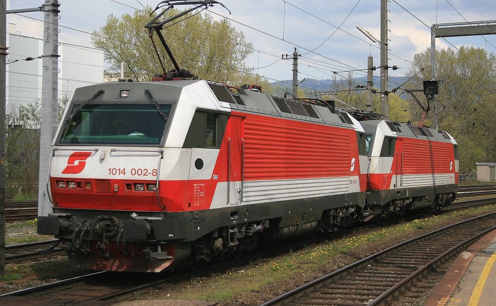 1014 002 + 1014 013 fahren am 21.04.2009 als Lokzug durch Bruck/Mur.