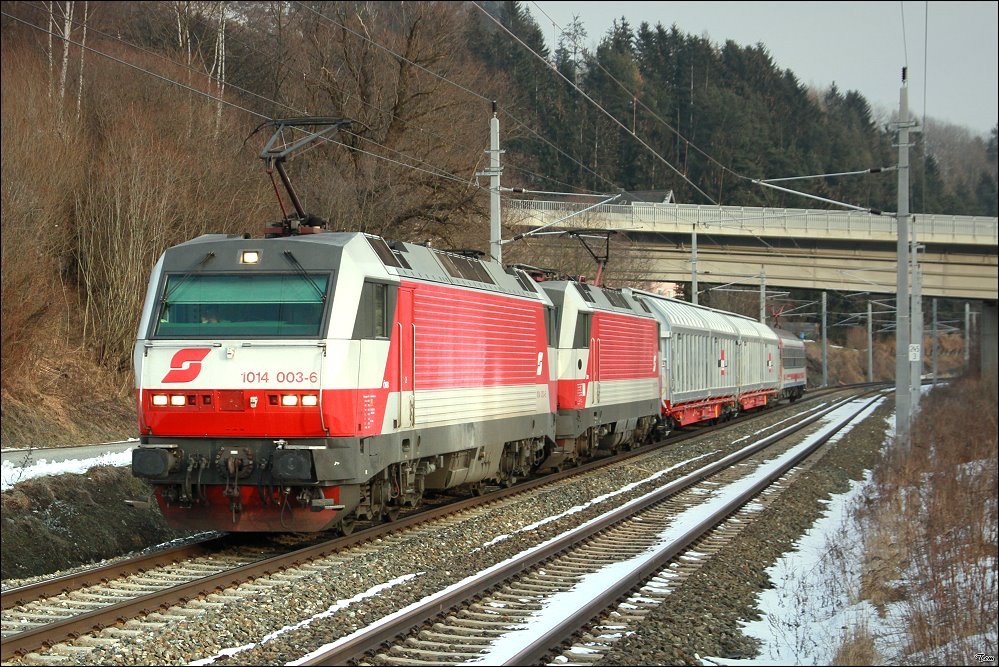 1014 003 + 1014 014 fahren mit dem Messzug SPROB 97707 von Leoben nach Unzmarkt.
Thalheim 9.2.2010