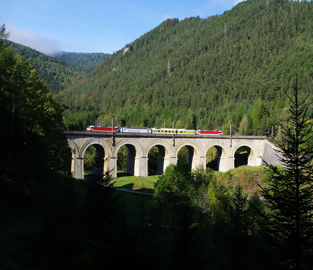 1014 003 und 1014 014 waren am 2.10.2010 mit einem Siemens-Vectron-Messzug am Semmering unterwegs. Ich erwischte den bunten Zug am 151 Meter langen Adlitzgrabenviadukt auf der Fahrt zum Bahnhof Semmering.