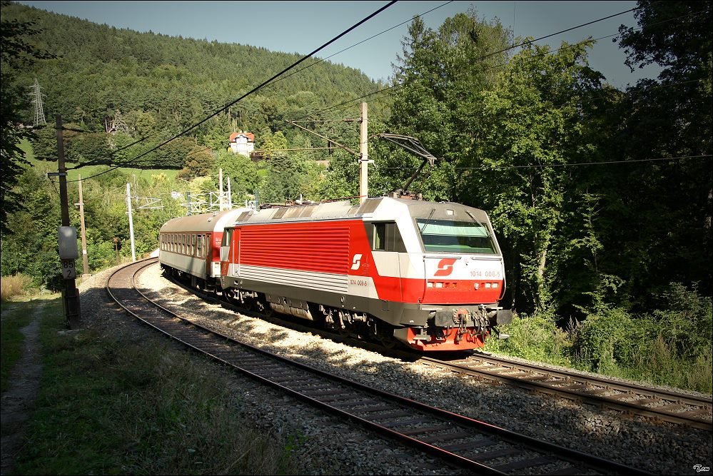 1014 008 war am 31.08.2008 mit dem EZ 1953  Wiener Alpen  von Bratislava nach Mrzzuschlag unterwegs.
Kb