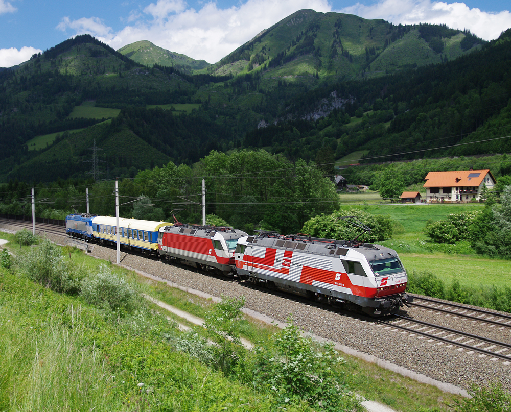 1014 011 + 1014 014 + CD Messwagen + 380 006 passieren am 06.06. 2011 als SPROB 97735 auf dem Weg von Trieben nach St. Michael Wald am Schoberpass.