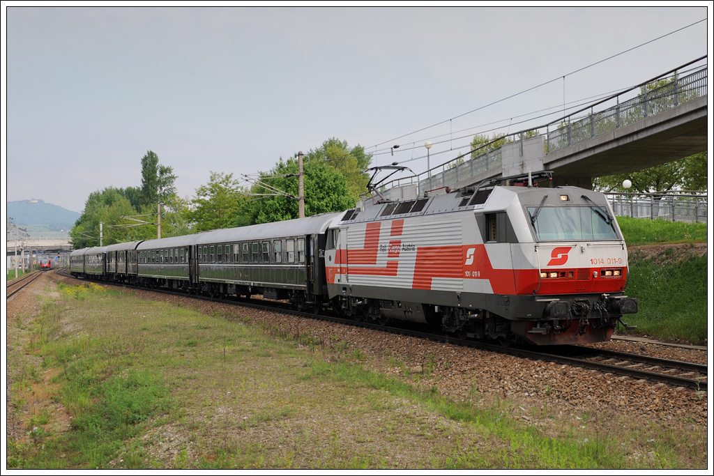 1014 011 bespannte am 1. MAi 2011 den als D 17288 (CD 11052) verkehrenden „Majestic Imperator“ von Wien FJB nach Prag bis zum Grenzbahnhof Breclav. Die Aufnahme entstand kurz nach der Abfahrt bei der Durchfahrt der S45 Stadion Wien Handelskai.