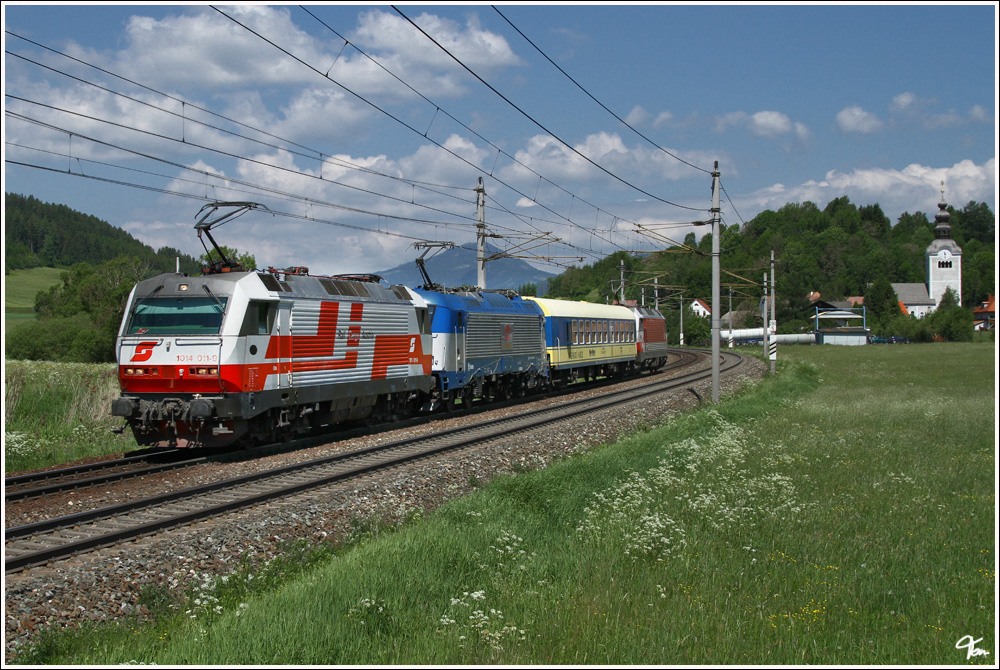 1014 011  Rail Cargo  + CD 380 006 Skoda + Messwagen + 1014 014 fahren als SPROB 97705 von Neumarkt nach St Veit a.d.Glan.
Neumarkt 31.5.2011