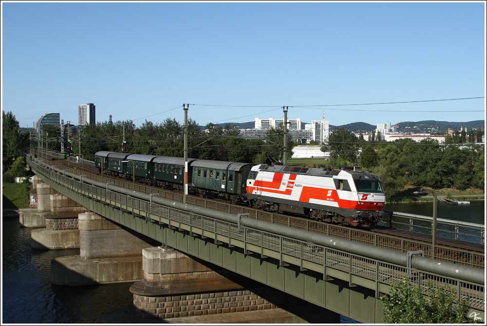 1014 011  Rail Cargo Austria  fhrt mit dem EZ 7390  Leiser Berge  von Wien Sd Ostseite nach Korneuburg.(Eine Laterne wurde mit PS entfernt) 
Wien Nordbahnbrcke 28.8.2011