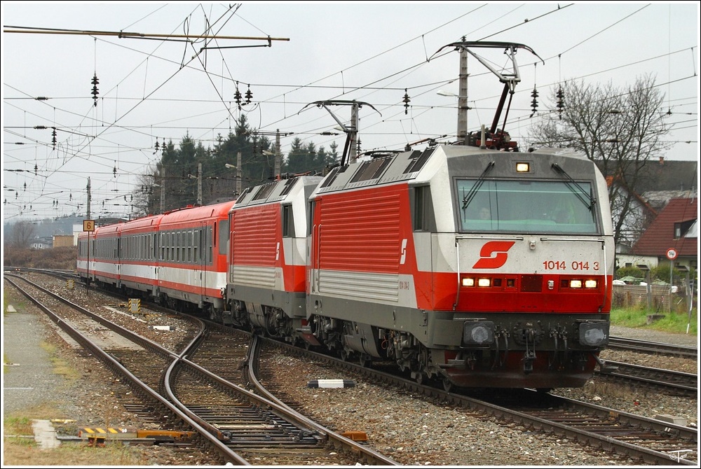 1014 014 + 003 bei der berstellfahrt als SLP 97764 mit Wagensatz 6010 022-9, 7110 224-8, 7010 124-1, 6010 001-3 von St.Veit a.d. Glan nach Penzing. Danke Manfred ;O)
Zeltweg  21.11.2010