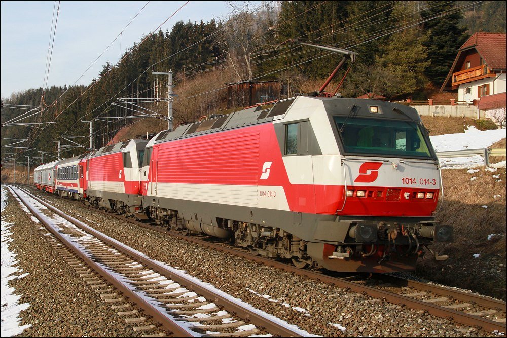 1014 014 + 1014 003 fahren mit dem Messzug SPROB 97706 von Unzmarkt nach Leoben.
Thalheim 9.2.2010