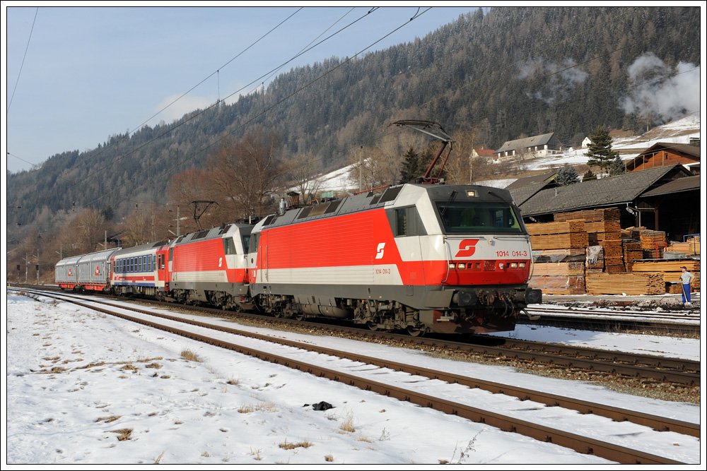 1014 014 und 1014 003 mit dem SPROB 97706 von Unzmarkt nach Leoben, am 9.2.2010 in Durchfahrt in Thalheim-Pls aufgenommen.