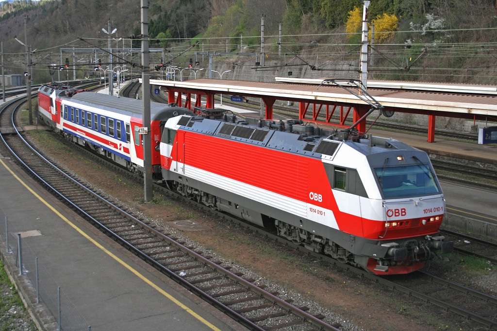 1014 014 (Nachschiebe 1014 012) sind am 9.04.2008 mit einem Mezug durch Bruck/Mur unterwegs.
