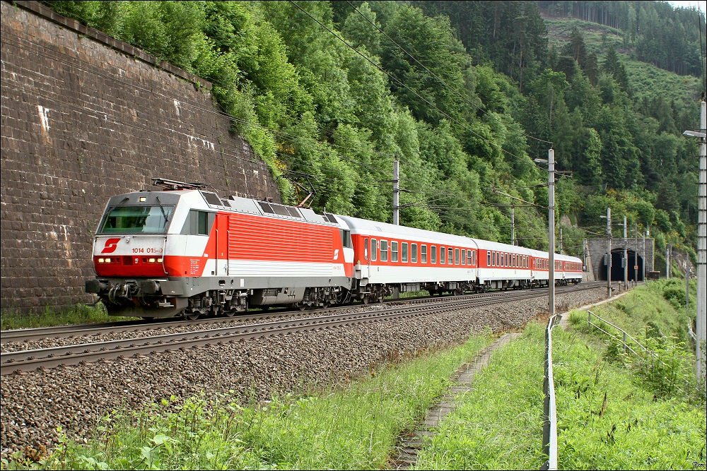 1014 015 fhrt mit Sdz 16812 von Bratislava nach Bad Aussee zum Narzissenfest 2010.
St.Michael 30.5.2010