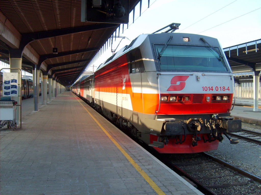 1014 018-4 in Wien Sdbahnhof am 11.2.2008. Die wohl schnste sterreichische Lok ist leider schon am aussterben.