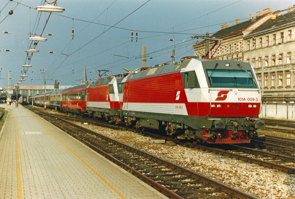 1014.009+007 mit EC-25  F.Liszt  bei der Ausfahrt aus Wien West. Sep.1994