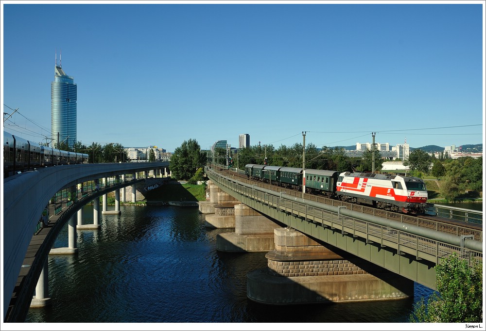 1014.011 am REX Leiser Berge; Wien-Schnellbahnbrcke, 28.08.2011
(2 Lampen virtuell entfernt.)