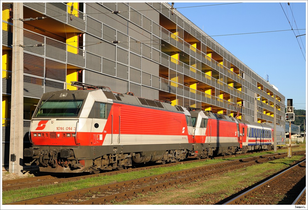 1014.014 + 1014.003 stehen mit Messzug SPROB 97705 in Wien/Htteldorf (Aufnahme aus der S-Bahn), 10.7.2010.