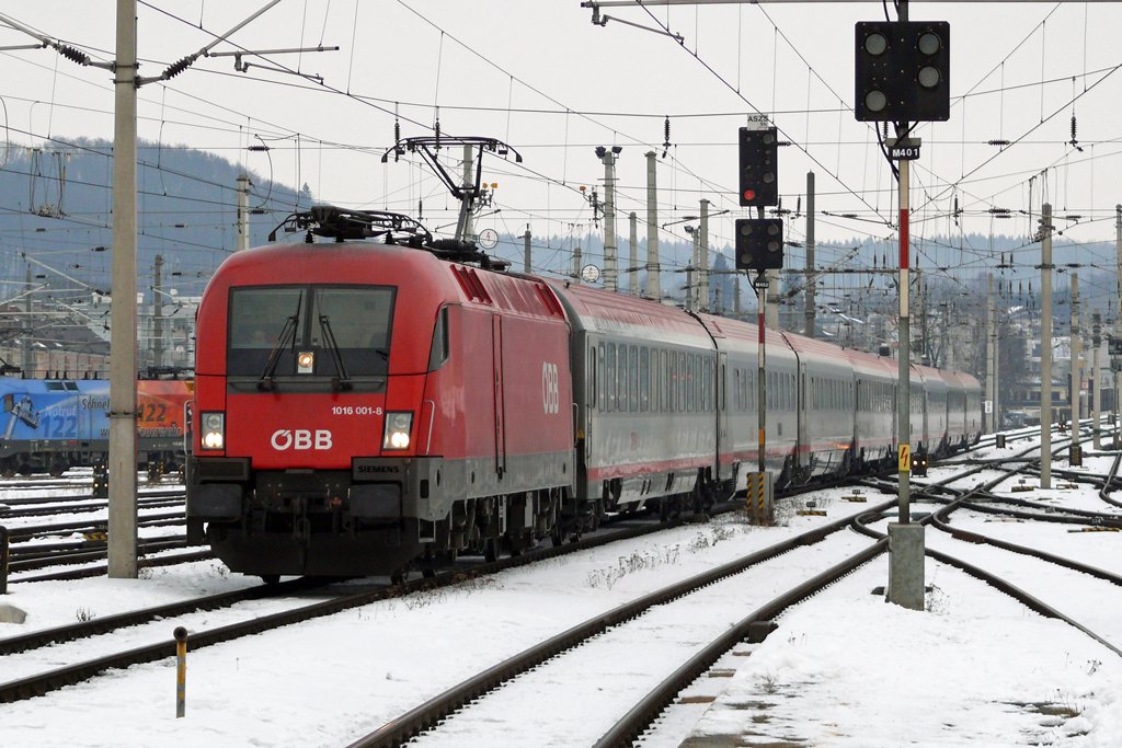1016 001-8 bei der Einfahrt in Salzburg 15.1.2010