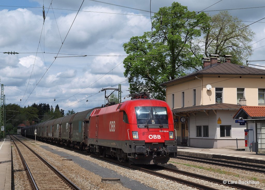1016 002-6 durchfhrt am 04.05.13 mit einem kurzen Stahlzug Aling Richtung Salzburg.
