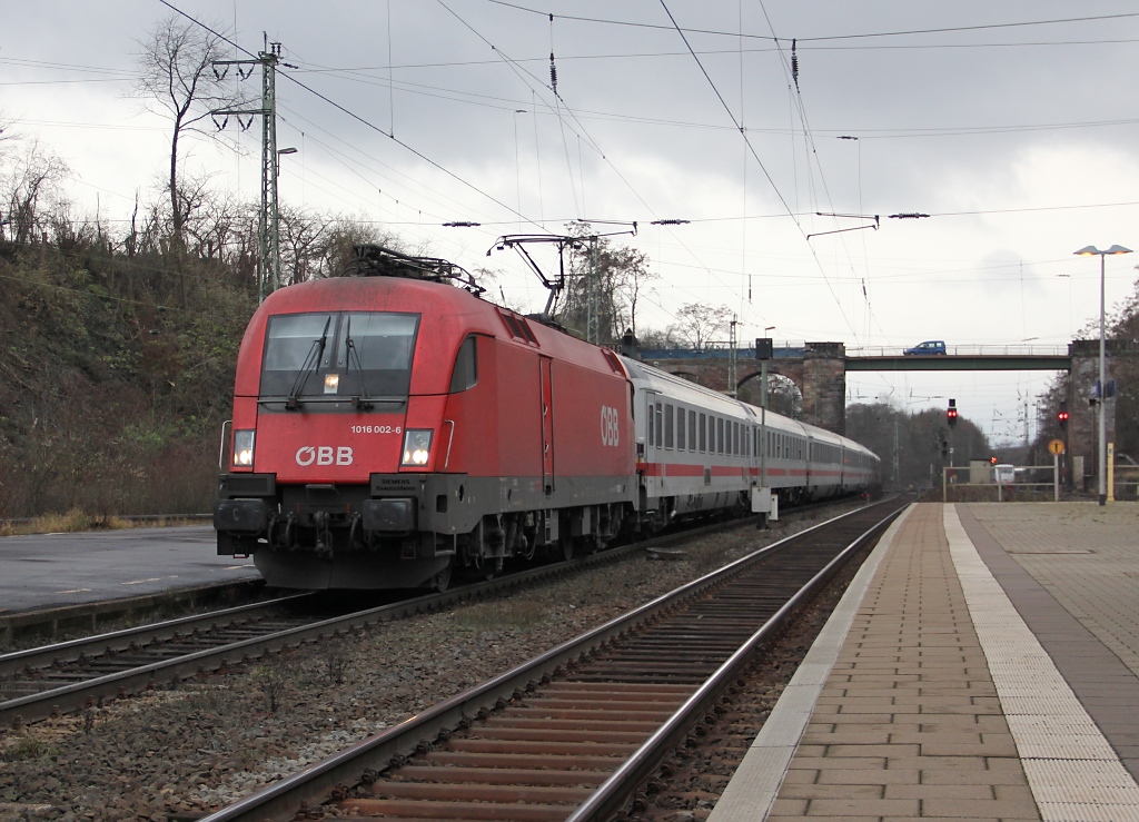1016 002-6 mit IC in Fahrtrichtung Gttingen. Aufgenommen am 26.11.2011 in Eichenberg.