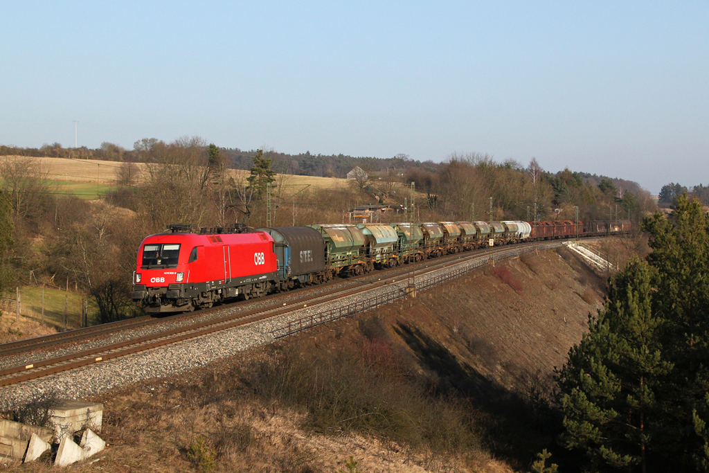 1016 002 mit einem gemischten Gterzug am 15.03.2012 bei Laaber.