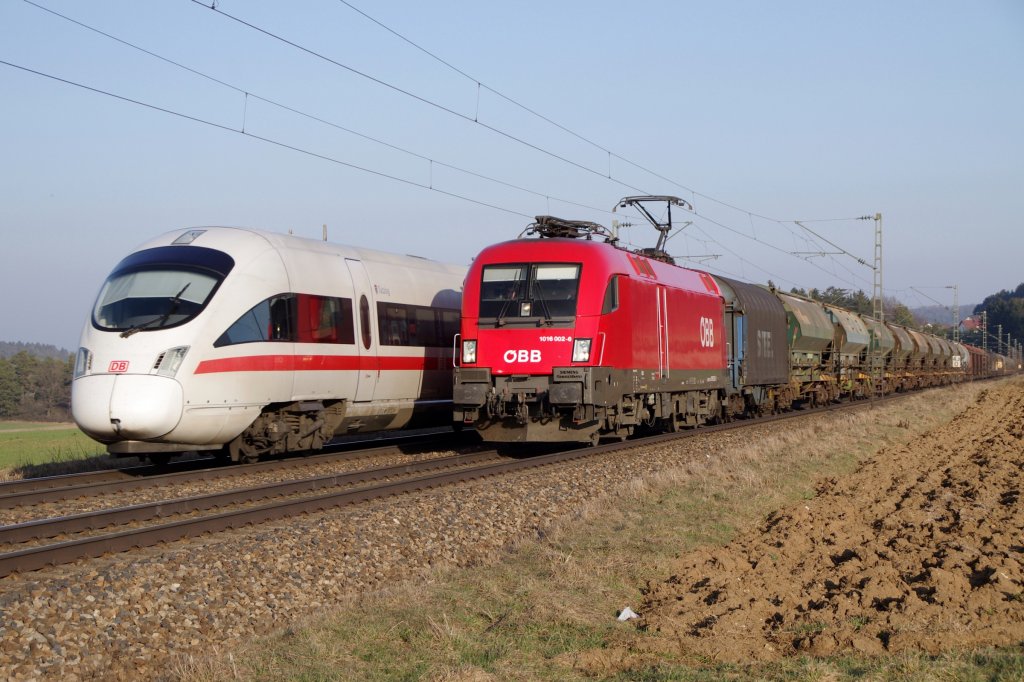 1016 002 wird am 15.03.2012 bei Seubersdorf vom ICE 90 Wien Westbf-Hamburg berholt.