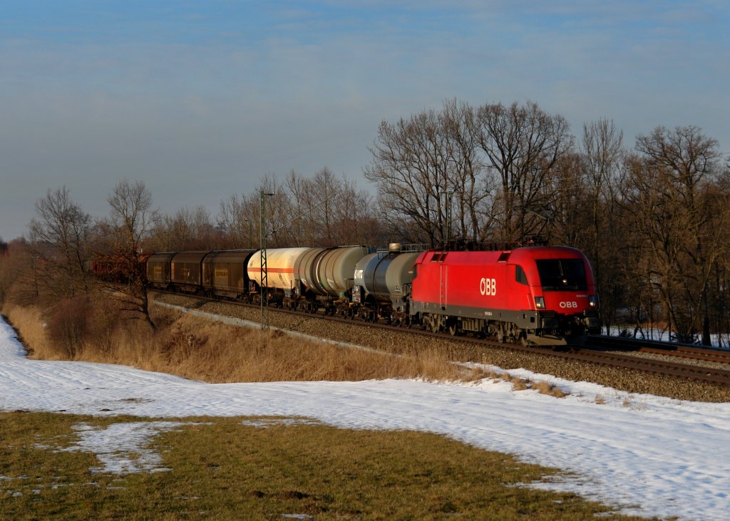 1016 003 mit einem Gterzug am 21.02.2012 bei Hilperting.
