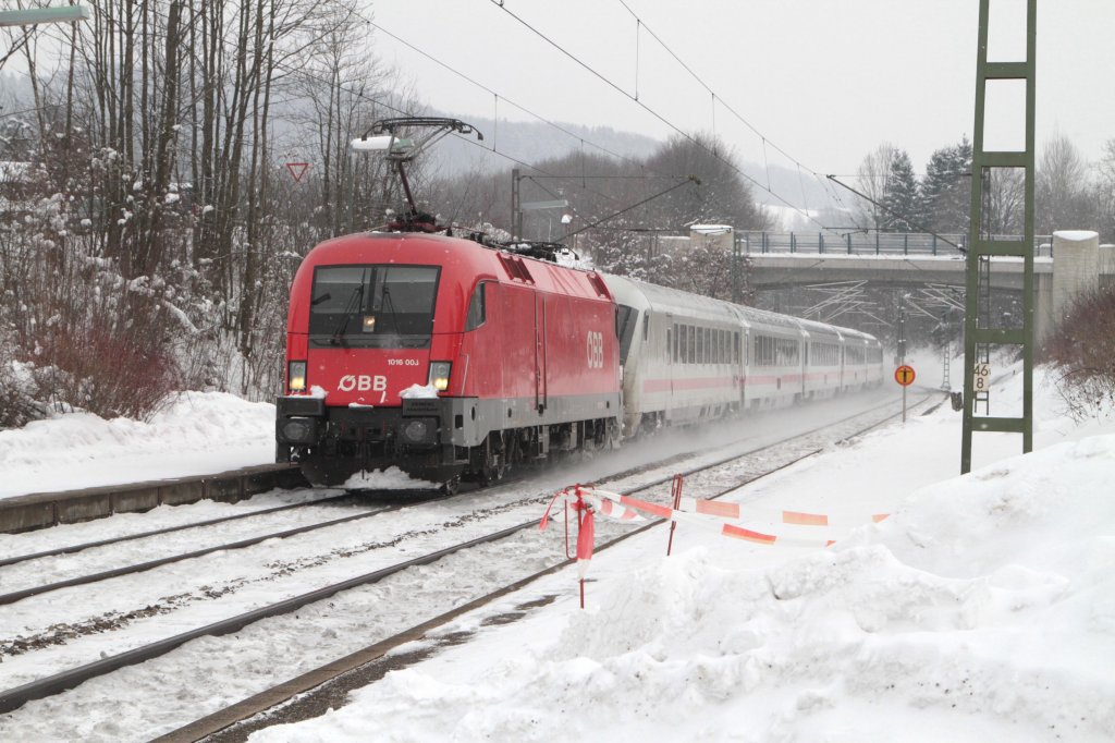 1016 008 (als Ersatz einer BR 101) mit EC 218 von Graz nach Saarbr�cken bei der Durchfahrt Bf. Bergen am 24.02.2013