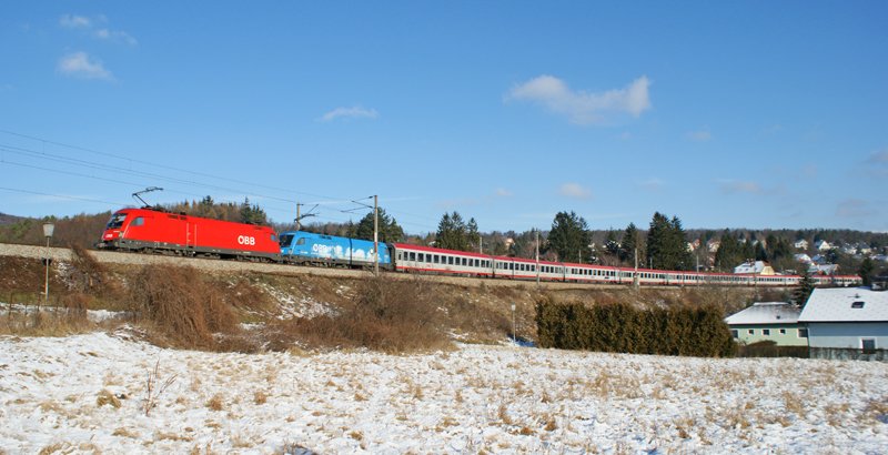 1016 009 & 1016 023  Kyoto  bespannten gemeinsam am 4.1.2010 den OEC 564  Universitt Salzburg , hier kurz vor Drrwien.