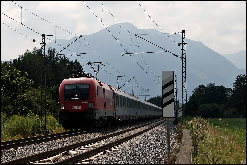 1016 010 hat den OEC 565  Samariterbund  am Haken und wird bei Pfrauendorf abgelichtet. (05.08.2009)
